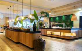 Der Innenbereich des Restaurants mit Live-Cooking-Stationen - Foto: Stylianos Papardelas